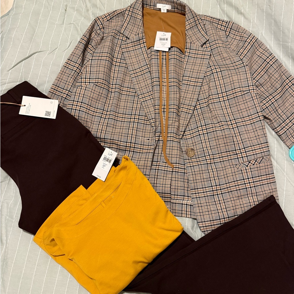 Plaid Women's Blazer ( set 3 pieces) pant is M , blazer XS but is like M,